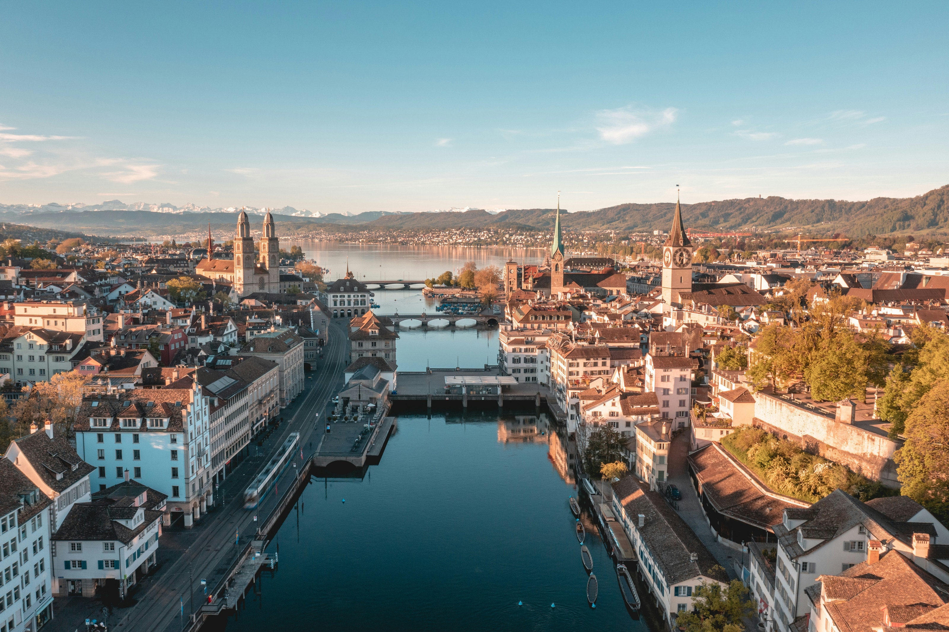 Luftaufnahme von Zürich mit Limmat und Altstadt